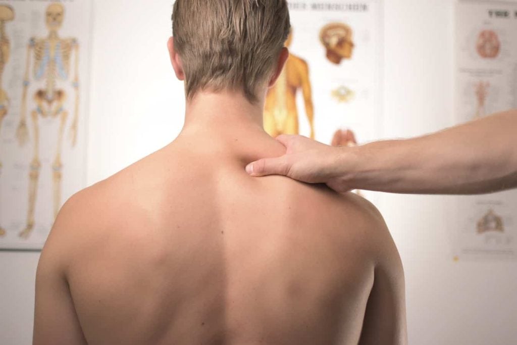 Therapie manuelle pendant une consultation ostéopathique
