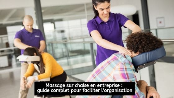 Deux massothérapeutes en entreprise qui donnent des massages à deux employées
