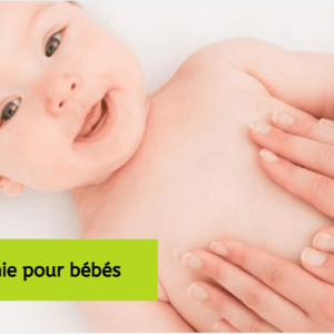 bébé couché sur le dos recevant un traitement ostéopathique